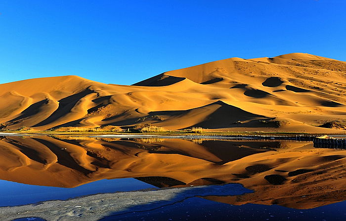 沙峰相对高度达500多米 巴丹吉林沙漠景区旅游攻略
